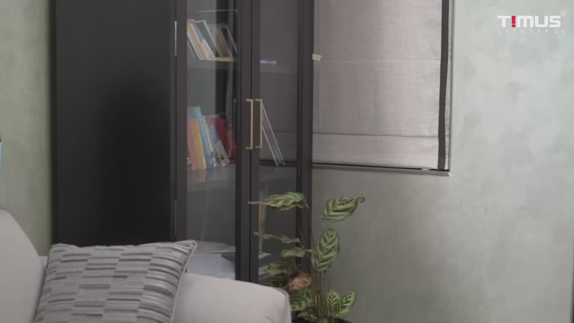 Video demonstration of packing the Sydney backpack, highlighting compartments and storage capacity